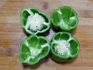 1、假米饭鸡肉青椒盅，健康减肥，低脂代餐,把青椒1/3开的方式，切开。