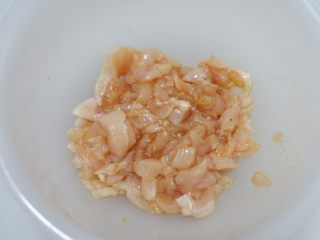 9、假米饭鸡肉青椒盅，健康减肥，低脂代餐,用手抓匀放置备用。