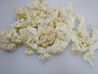 10、假米饭鸡肉青椒盅，健康减肥，低脂代餐,菜花洗净摘成小朵。