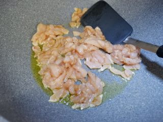 14、假米饭鸡肉青椒盅，健康减肥，低脂代餐,重新起锅，加入少许橄榄油，放入鸡胸肉。