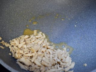 15、假米饭鸡肉青椒盅，健康减肥，低脂代餐,将鸡胸肉炒至断生后拨到一边。