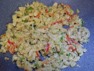 19、假米饭鸡肉青椒盅，健康减肥，低脂代餐,翻炒均匀。