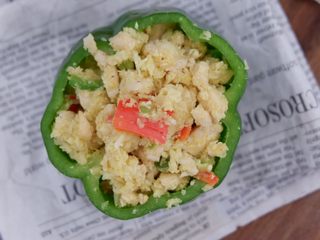 20、假米饭鸡肉青椒盅，健康减肥，低脂代餐,装入青椒盅里即可。