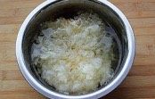 2、锦上添花,银耳放水中浸泡半天