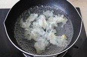 8、锦上添花,锅中水烧开，将银耳放入水中焯熟，捞出沥干