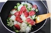 13、锦上添花,最后加入腊肠翻炒均匀即可出锅