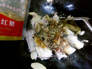 7、补气养血&红枣桂圆麻油鸡汤,加入红糖翻炒几下，红糖用量随意，喜欢甜一点就红糖可以多放一点。