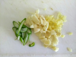 3、木耳黄瓜烧豆腐,葱姜蒜切碎