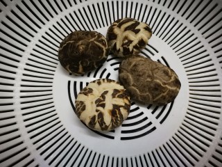 1、鸡腿炖香菇,准备四朵香干，香菇挑肉质厚的比较好吃