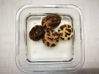 2、鸡腿炖香菇,冲洗一下，放入温水泡发