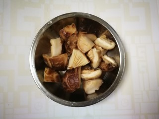 3、鸡腿炖香菇,切成块
