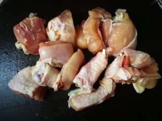 5、鸡腿炖香菇,洗净剁成块