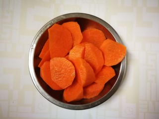 6、鸡腿炖香菇,胡萝卜削去皮切成块