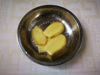 7、鸡腿炖香菇,姜切片