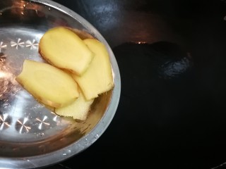 8、鸡腿炖香菇,热锅凉油放入姜片煎出香味