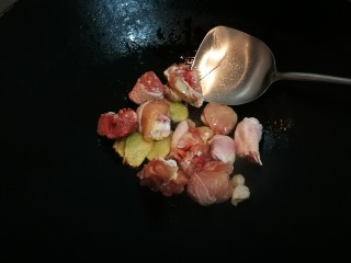 9、鸡腿炖香菇,放入鸡腿