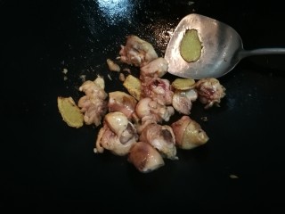 10、鸡腿炖香菇,翻炒变色