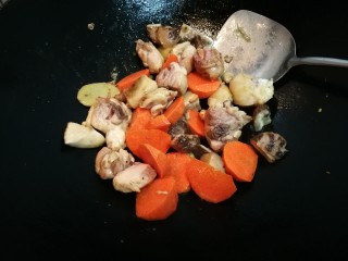 12、鸡腿炖香菇,翻炒片刻