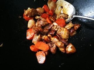 13、鸡腿炖香菇,放入一勺老抽翻炒上色