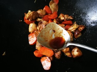 14、鸡腿炖香菇,放入两勺生抽，两勺料酒