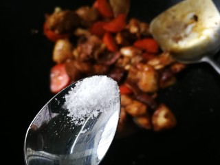 16、鸡腿炖香菇,放入半小勺糖