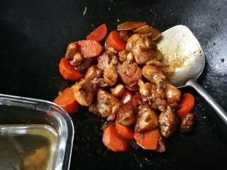 17、鸡腿炖香菇,放入泡香菇和水