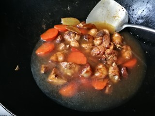 18、鸡腿炖香菇,再适当放一点水，和食材差不多平齐就可以了