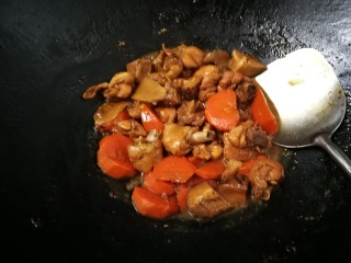 19、鸡腿炖香菇,大火烧开转小火烧至汤汁浓稠