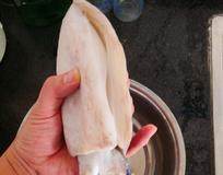 1、生炒墨鱼,墨鱼躯干从边缘剪开，取出骨头、内脏和墨囊，撕去表皮，内外清洗干净