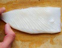 4、生炒墨鱼,刀和墨鱼呈45°角，先斜着片出间隔约3mm的平行刀纹