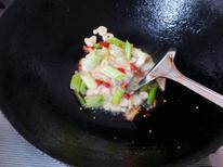 11、生炒墨鱼,再投入小红尖椒翻炒约10秒