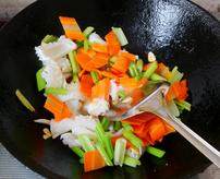 13、生炒墨鱼,再放入汆烫过的芹菜、胡萝卜