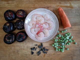 1、马蹄炒虾仁——时令快手养生菜,准备食材。青豆提前焯熟的，解冻一下即可。