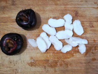 5、马蹄炒虾仁——时令快手养生菜,马蹄将表面刷洗干净后去皮，切片（稍微厚一点的片）。