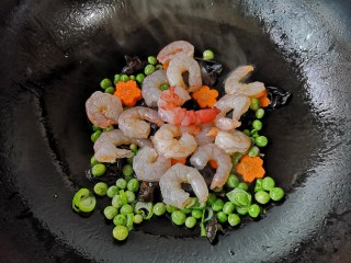 13、马蹄炒虾仁——时令快手养生菜,下入虾仁。