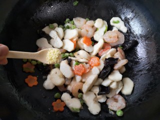 16、马蹄炒虾仁——时令快手养生菜,加入适量盐和鸡精。