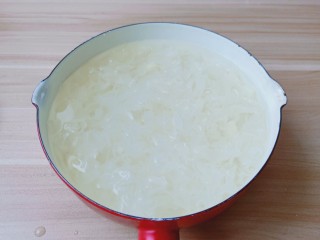7、银耳莲子红枣汤,锅里直接倒入泡好的银耳。