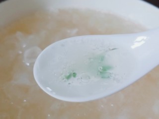 9、银耳莲子红枣汤,煮到银耳出现胶质。