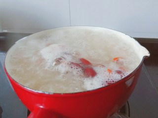 14、银耳莲子红枣汤,继续开中小火炖五分钟关火。