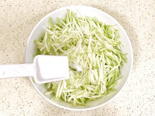 2、趣萌番茄蘑菇蔬菜饼,加入适量的盐，用筷子搅拌几下，放一会儿