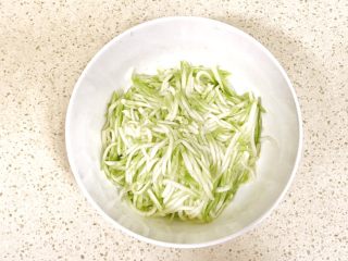 3、趣萌番茄蘑菇蔬菜饼,这是腌制好的样子，西葫芦瓜已经恹恹了