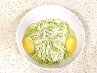 4、趣萌番茄蘑菇蔬菜饼,打入两个鸡蛋