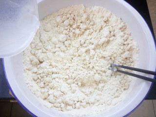 2、黄米卷枣糕,用温热水边倒水边搅拌（爱吃甜的可以加白糖）我煮的枣已经很甜了，所以没放糖