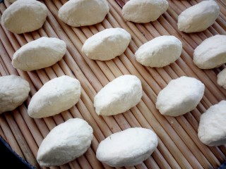 4、黄米卷枣糕,全部捏成小窝头状