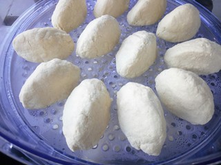 5、黄米卷枣糕,锅开后上锅中大火蒸35分钟左右，锅里一定要多放水，以免耗干水分，锅干烧