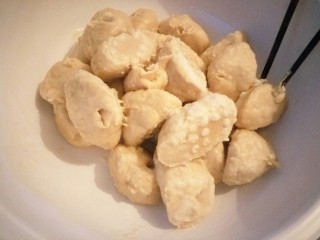 6、黄米卷枣糕,蒸好后都夹到盆里