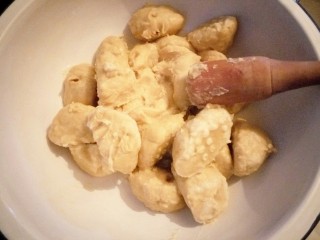 7、黄米卷枣糕,用擀面杖的一头或者捣蒜的槌子，把窝头压实，都黏在一起，（记得我小时候奶奶是趁热用手沾凉水使面融合的）我怕烫，所以先用槌子压压，压差不多了用手揉光滑