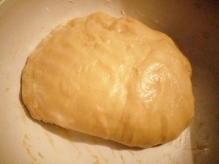 8、黄米卷枣糕,揉光滑后倒少量油摸面，以免表皮风干