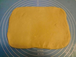 11、黄米卷枣糕,擀成长方形