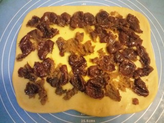 12、黄米卷枣糕,均匀铺上煮好的枣